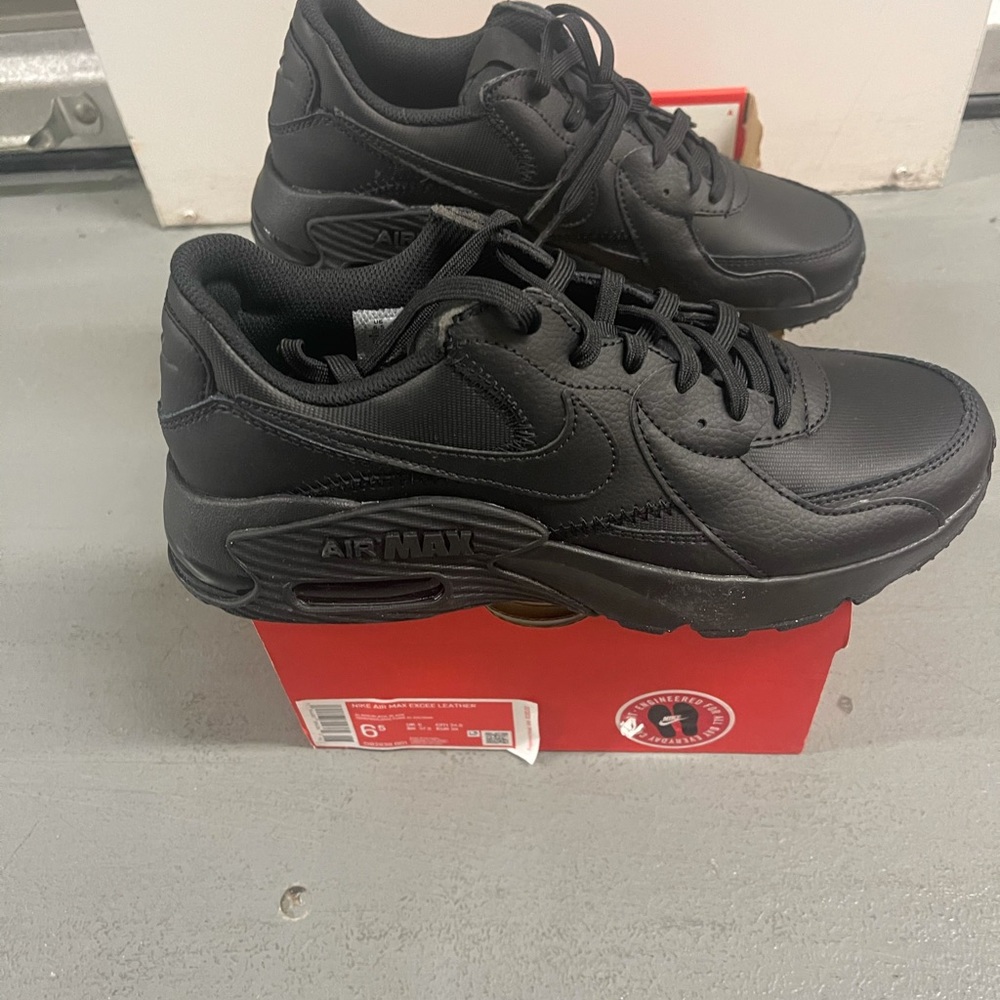 Nike Air max excee size 6.5M color black